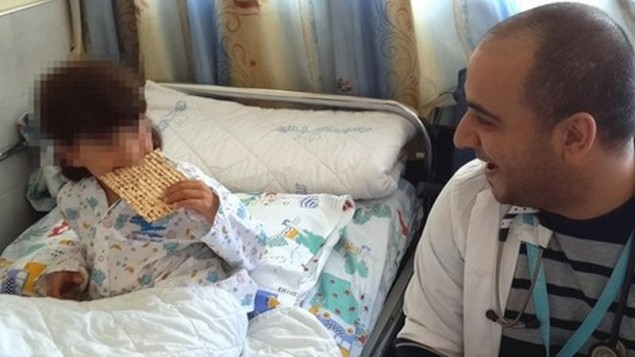 طفل سوري يتلقى العلاج في اسرائيل، 7 ابريل 2015 (courtesy Ziv Hospital)