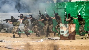 عناصر في القوات المسلحة التابعة لحركة حماس خلال حفل تخريج في مدينة غزة، 22 يناير، 2017. (AFP PHOTO / MAHMUD HAMS)
