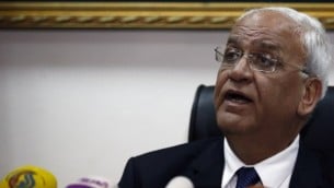 كبير المفاوضين الفلسطينيين وأمين سر منظمة التحرير الفلسطينية، صائب عريقات، خلال مؤتمر صحفي في مدينة أريحا في الضفة الغربية، 15 فبراير، 2017.(AFP/AHMAD GHARABLI)