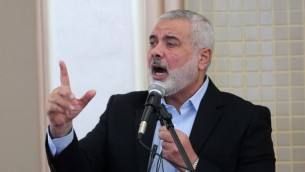 رئيس وزراء حماس السابق في قطاع غزة اسماعيل هنية خلال افتتاح مسجد جديد في رفح، جنوب القطاع، 24 فبراير 2017 (AFP PHOTO / SAID KHATIB)