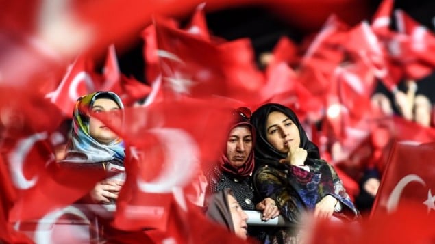نساء مناصرات للحكومة التركية خلال تظاهرة في ساحة باسطنبول  تأييدا للتصويت "نعم" في استفتاء على تعديل دستوري يعزز صلاحيات الرئيس رجب طيب اردوغان، 5 مارس 2017 (OZAN KOSE / AFP)