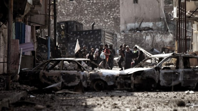 مدنيون عراقيون يفرون من مدينة الموصل مع تقدم القوات العراقية ضد تنيظم الدولة الإسلامية، 8 مارس 2017 (ARIS MESSINIS / AFP) مدنيون عراقيون يفرون من مدينة الموصل مع تقدم القوات العراقية ضد تنيظم الدولة الإسلامية، 8 مارس 2017 (ARIS MESSINIS / AFP)