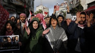 متظاهرون فلسطينيون في مدينة رام الله يتظاهرون ضد التنسيق الامني بين السلطة الفلسطينية واسرائيل، 13 مارس 2017 (AFP Photo/ Abbas Momani)