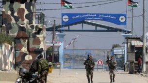 عناصر الأمن التابعة لحركة حماس عن معبر إيريز بين القطاع وإسرائيل، في بيت حانون، شمال قطاع غزة في 26 مارس، 2017، بعد أن قامت الحركة بإغلاقه بعد أن حملت إسرائيل مسؤولية اغتيال أحد مسؤوليها في القطاع الفلسطيني. (AFP/MAHMUD HAMS)