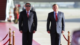 العاهل الاردني الملك عبد الله الثاني يستقبل الرئيس المصري عبد الفتاح السيسي في مطار الملكة عليا الدولي في عمان، 28 مارس 2017 (KHALIL MAZRAAWI / AFP)