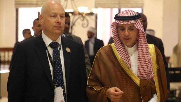 وزير الخارجية السعودي عادل الجبير يتحدث مع مبعوث الرئيس الامريكي الخاص للمفاوضات الدولية جيسون غرينبلات على هامش القمة العربية في الاردن، 29 مارس 2017 (AFP Photo/Khalil Mazraawi)