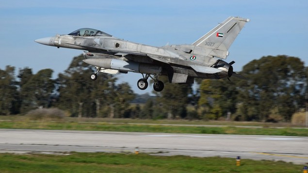 طائرة حربية اماراتية من طراز اف 16 تشارك في تدريبات عسكرية اجوية يونانية، 27 مارس 2017 (Hellenic Air Force)