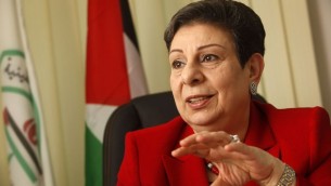 عضو اللجنة التنفيذية لمنظمة التحرير الفلسطينية حنان عشراوي في مكتبها برام الله، 31 يناير 2012 (Miriam Alster/Flash90)