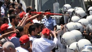 صورة ااتوضيج: شرطة مكافحة الشغب الفلسطينية في مواجهات مع متظاهرين فلسطينيين في رام الله. (Issam Rimawi/Flash90)