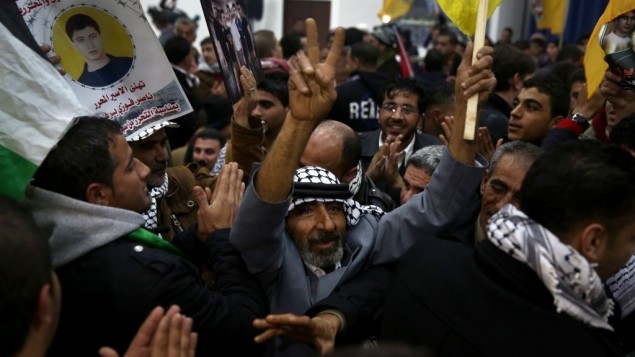 فلسطينيون يحتفلون باطلاق سراح اسرى امنيين في المقاطعة في رام الله، 31 ديسمبر 2013 (Hadas Parush/Flash90)