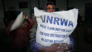 فلسطينيون يحصلون على المساعدات الغذائية الشهرية في مركز التوزيع التابع للأمم المتحدة في مخيم رفح، جنوبي قطاع غزة، 8 فبراير، 2015. (Abed Rahim Khatib/Flash90)