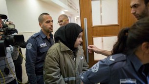 فتاة فلسطينية تبلغ من العمر 16 عاما تصل إلى قاعة المحكمة المركزية في القدس في 11 ديسمبر، 2015، حيث تم توجيه تهمتين بالشروع بالقتل في هجوم طعن وقع في 23 نوفمبر في العاصمة. (Yonatan Sindel/Flash90)