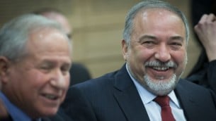وزير الدفاع أفيغدور ليبرمان يشارك في جلسة للجنة الكنيست للشؤون الخارجية والدفاع في القدس، 6 مارس، 2017. (Yonatan Sindel/Flash90)