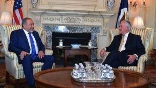 وزير الدفاع أفيغدور ليبرمان يلتقي بوزير الخارجية الأمريكي ريكس تيلرسون في واشنطن الأربعاءن 8 مارس، 2017. (Ariel Hermoni/Defense Ministry)