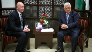 رئيس السلطة الفلسطينية محمود عباس (من اليمين) يلتقي بجيسون غرينبلات، مبعوث الرئيس الأمريكي دونالد ترامب الخاص للمحادثات الدولية، في مدينة رام الله في الضفة الغربية، 14 مارس، 2017. (Flash90)