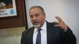 وزير الدفاع أفيغدور ليبرمان في زيارة لقاعدة "تل هشومير" العسكرية، حيث تحدث مع مجندين جدد، 19 مارس، 2017. (Flash90)