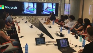 متدربون في برنامج التدريب الفلسطيني (PIP) خلال زيارة لمركز مايكروسوفت للبحث والتطوير في هرتسليا، 20 يوليو، 2016. (Courtesy)