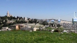 صورة تعرض نموذجا لمشروع العربات المعلقة فوق وادي هنوم وصولا إلى البلدة القديمة (photo credit: Channel 10)