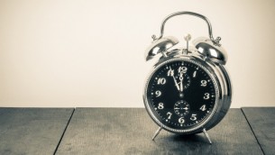 صورة توضيحية لساعة (Photo credit: clock image via Shutterstock)
