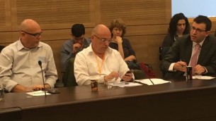 انصار صناعة الخيارات الثنائية يانير ميليخ (يسار)، روني ريمون ومحامي ضحايا الخيارات الثنائية نمرود اسيف خلال جلسة لجنة مراقب الدولة في الكنيست لتباحث اغلاق صناعة الخيارات الثنائية في اسرائيل، 28 فبراير 2017 (Simona Weinglass/Times of Israel)