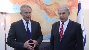 رئيس الوزراء بينيامين نتنياهو (من اليمين) مع مبعوث اللجنة الرباعية للشرق الأوسط حينذاك توني بلير، 17 يونيو، 2014. (Youtube screen cap)