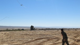 جندي يتدرب مع الطائرة بدون طيار من طراز سكايلارك (Courtesy: Cpl. Zev Marmorstein/ IDF Spokesperson's Unit)