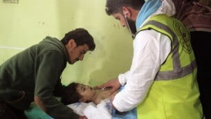 طفل سوري يتلقى العلاج في مستشفى في بلدة خان شيخون السورية، بعد هحوم بأسلحة كيميائية، 4 ابريل 2017 (AFP/Omar Haj Kadour)