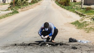 رجل سوري يجمع عينات من موقع هجوم كيميائي مشتبه في بلدة خان شيخون السورية، 5 ابريل 2017 (AFP/Omar Haj Kadour)