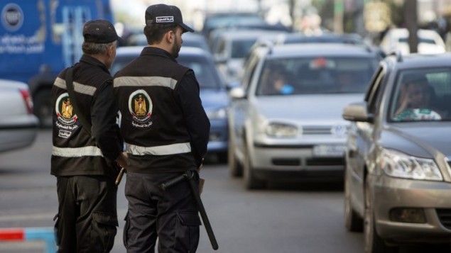 قوات امن حماس في حاجز امني في مدينة غزة، 5 ابريل 2017 (AFP PHOTO / MAHMUD HAMS)