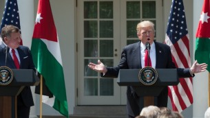 الرئيس الأمريكي دونالد ترامب يتحدث خلال مؤتمر صحفي مشترك مع ملك الأردن عبد الله الثاني في حديقة الزهور في البيت الأبيض، العاصمة الأمريكية واشنطن، 5 أبريل، 2017. (AFP PHOTO / NICHOLAS KAMM)