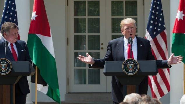 الرئيس الأمريكي دونالد ترامب يتحدث خلال مؤتمر صحفي مشترك مع ملك الأردن عبد الله الثاني في حديقة الزهور في البيت الأبيض، العاصمة الأمريكية واشنطن، 5 أبريل، 2017. (AFP PHOTO / NICHOLAS KAMM)