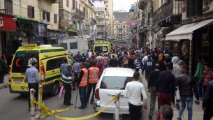 مصريون يحتشدون أمام كنيسة في الإسكندرية بعد انفجار استهدف المصلين الذين احتفلوا بأحد الشعانين في 9 أبريل، 2017. ( AFP PHOTO / STRINGER)