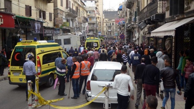 مصريون يحتشدون أمام كنيسة في الإسكندرية بعد انفجار استهدف المصلين الذين احتفلوا بأحد الشعانين في 9 أبريل، 2017. ( AFP PHOTO / STRINGER)