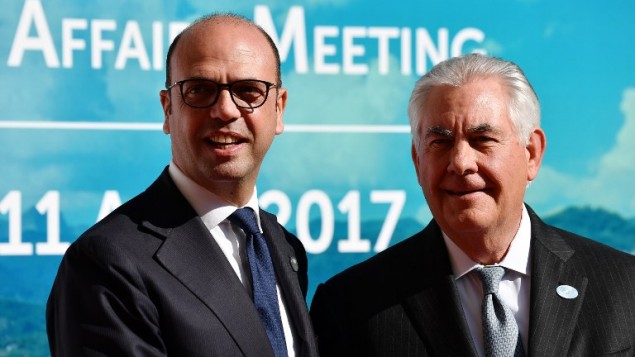 وزير الخارجية الإيطالي أنجلينو ألفانو يرحب وزير الخارجية الأميركي ريكس تيلرسون عند وصوله اجتماع وزراء خارجية مجموعة السبع في توسكانا بإيطاليا، 10 ابريل 2017 (VINCENZO PINTO / AFP)