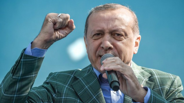 الرئيس التركي رجب طيب اردوغان خلال خطاب عشية الاستفتاء حول توسيع صلاحياته الرئاسية، 15 ابريل 2017 (Ozan Kose/AFP)