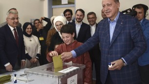 الرئيس التركي رجب طيب أردوغان (من اليمين) يدلي بصوته برفقة زوجته أمينة أردوغان (الثالثة من اليسار) وأحفادهما خلال إستفتاء على توسيع صلاحيات الرئيس في محطة إقتراع في منطقة أوسكودار في إسطنبول، 16 أبريل، 2017. (AFP PHOTO / OZAN KOSE)