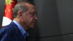 الرئيس التركي رجب طيب أردوغان يترك المنصة بعد خطاب ألقاه في مقر حزب ’العدالة والتنمية’ المحافظ في إسطنبول، 16 أبريل، 2017، بعد ظهر نتائج إستفتاء سيحدد مصير تركيا في المستقبل. (AFP PHOTO / Bulent Kilic)