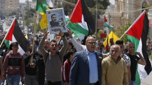 متظاهرون يحملون اعلام فلسطينية  خلال مظاهرة في بيت لحم دعما للاسرى الفلسطينيين المضربين عن الطعام في السجون الإسرائيلية، 17 ابريل 2017 (AFP Photo/Ahmad Gharabli)