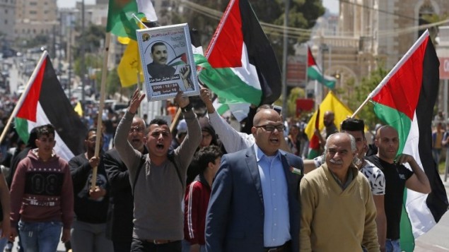 متظاهرون يحملون اعلام فلسطينية  خلال مظاهرة في بيت لحم دعما للاسرى الفلسطينيين المضربين عن الطعام في السجون الإسرائيلية، 17 ابريل 2017 (AFP Photo/Ahmad Gharabli)