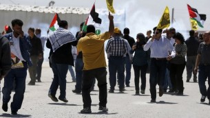 متظاهرون فلسطينيون يلوحون بالاعلام الفلسطينية وصور مروان برغوثي امام سجن عوفر في الضفة الغربية، 20 ابريل 2017 (AFP Photo/Abbas Momani)