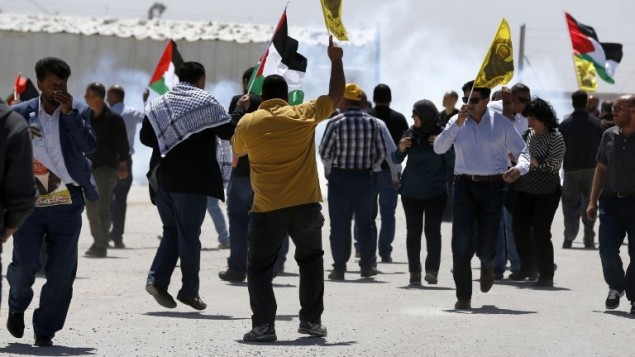 متظاهرون فلسطينيون يلوحون بالاعلام الفلسطينية وصور مروان برغوثي امام سجن عوفر في الضفة الغربية، 20 ابريل 2017 (AFP Photo/Abbas Momani)