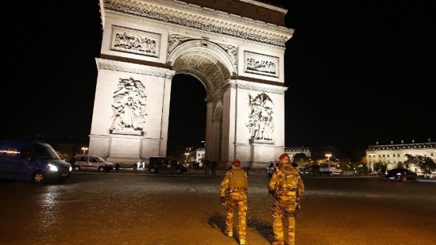جنود بالقرب من قوس النصر، بعد مقتل شرطي واصابة اثنين في هجوم اطلاق نار في جادة الشانزيليزيه في باريس، 20 ابريل 2017 (AFP/ Benjamin Cremel)