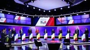 المرشحون ال11 للإنتخابات الرئاسية الفرنسية يشاركون في برنامج تلفزيوني سياسي خاص تحت عنوان "15 دقيقة للإقناع" في ستودويوهات القناة الفرنسية "فرانس 2" في سانت كلود، غربي باريس، في 20 أبريل، 2017، قبل أيام قليلة من الجولة الأولى من الإنتخابات الرئاسية.  (AFP PHOTO / POOL / Martin BUREAU)
