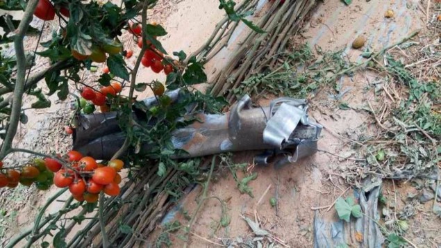 بقايا صاروخ اطلق من شبه جزيرة سيناء، داخل دفيئة لزراعة الطماطم في منطقة اشكول، جنوب اسرائيل، 10 ابريل 2017 (Israel Police)