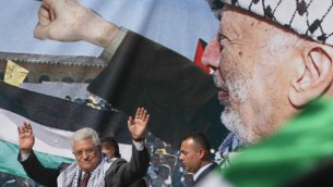 رئيس السلطة الفلسطينية محمود عباس في ذكرى وفاة عرفات، نوفمبر 2008. (Issam Rimawi/Flash90)