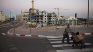 صورة للتوضيح: موقع أعمال بناء لشقق سكنية في القدس، 27 أكتوبر، 2013. (Yonatan Sindel/Flash90)