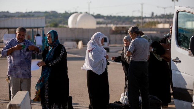 صورة للتوضيح: فلسطينيون في معبر إيريز بيت غزة وإسرائيل في 3 سبتبمر، 2015. (Yonatan Sindel/Flash90) صورة للتوضيح: فلسطينيون في معبر إيريز بيت غزة وإسرائيل في 3 سبتبمر، 2015. (Yonatan Sindel/Flash90)