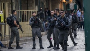 قوات الأمن في البلدة القديمة في القدس بعد هجوم طعن أصيب فيه ثلاثة أشخاص وقُتل منفذ الهجوم بيد الشرطة، 1 أبريل، 2017. (Yonatan Sindel/Flash90)