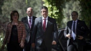 وزير الخارجية الألماني زيغمار غابرييل يصل إلى لقاء مع رئيس الدولة رؤوفين ريفلين في مقر إقامة رئيس الدولة في القدس، 25 أبريل، 2017. (Yonatan Sindel/Flash90)