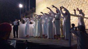 كهنة يهود يتلون نعمة الكهنوت التوراتية بعد بروفة تقديم أضحية عيد الفصح اليهودي، القدس، 6 أبريل، 2017. (Alexander Fulbright/Times of Israel Staff)